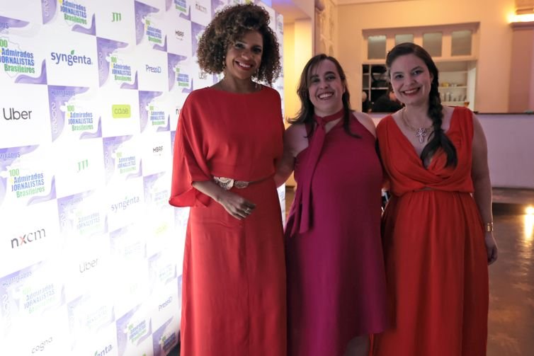 São Paulo (SP), 29/09/2025 - Jornalistas Luciana Barreto, Patrícia Serrão e Raíssa Saraiva com certificado do prêmio 100 + Admirados Jornalistas Brasileiros. Foto: Paulo Pinto/Agência Brasil