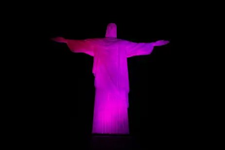 O momumento do Cristo Redentor, no Corcovado, iluminado na campanha Outubro Rosa para alertar sobre o câncer de mama.