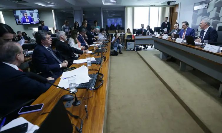 Brasília - 14/10/2025 -O ministro da Fazenda, Fernando Haddad, participa de audiência pública na Comissão de Assuntos Econômicos (CAE) do Senado. Em debate, o projeto de lei (PL 1.087/2025) do governo que isenta do Imposto de Renda quem ganha até R$ 5 mil. Foto: Lula Marques/ Agência Brasil.