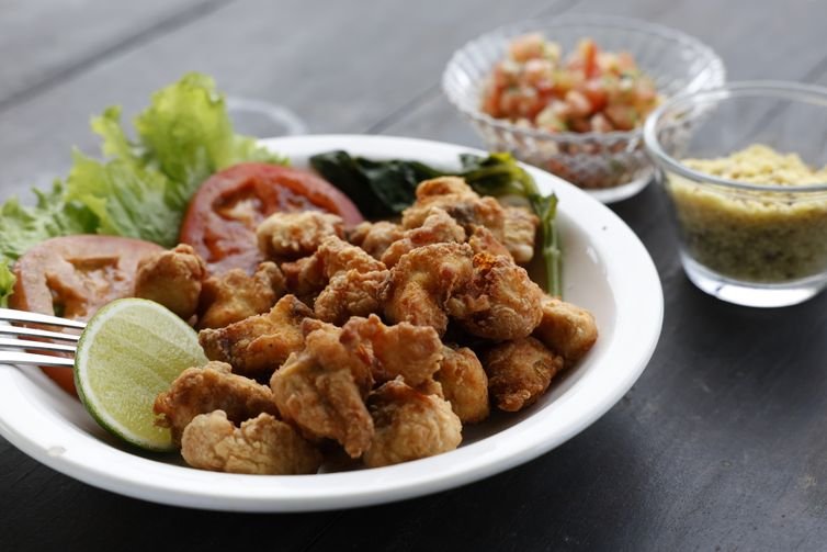 Belém (PA) 15/12/2024 – Isca de peixe Filhote, prato típico na Ilha do Combú, uma Área de Proteção Ambiental (APA) e destino turístico amazônico na região insular de Belém, habitada por comunidades tradicionais que vivem de pesca, artesanato, turismo e produção de açaí.  Foto: Fernando Frazão/Agência Brasil