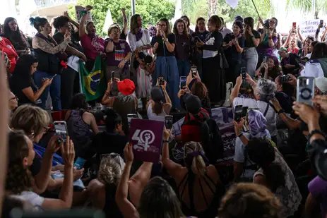 Brasília (DF), 07/12/2025 - O Levante Mulheres Vivas realiza ato na área central de Brasília para denunciar o feminicídio e todas as formas de violência contra mulheres. Foto: Marcelo Camargo/Agência Brasil