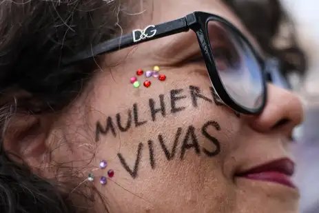 Brasília (DF), 07/12/2025 - O Levante Mulheres Vivas realiza ato na área central de Brasília para denunciar o feminicídio e todas as formas de violência contra mulheres. Foto: Marcelo Camargo/Agência Brasil