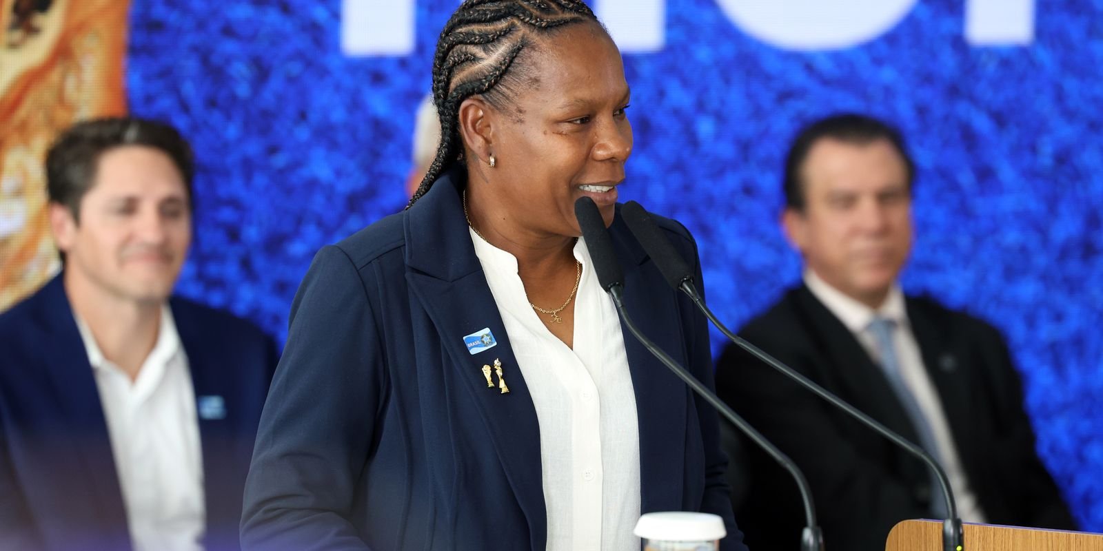Futebol feminino é destaque em passagem da Taça da Copa por Brasília