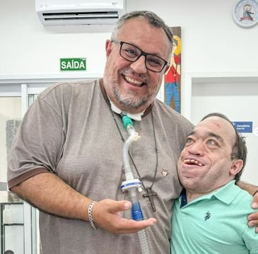 Casa de Saúde Nossa Senhora dos Raros/Arquivo Brasília (DF), 27/02/2026 - Dia Mundial das Doenças Raras - Padre Marlon Múcio (e) e Eduardo Próspero (d), que vive com um tipo raro de mucopolissacaridose (MPS).
Foto: Casa de Saúde Nossa Senhora dos Raros/Arquivo