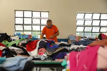 Juiz de Fora (MG), 25/02/2026 –Voluntários recebem doações na Escola Municipal Murilo Mendes, no Alto do Grajaú, em Juiz de Fora. Foto: Tomaz Silva/Agência Brasil
