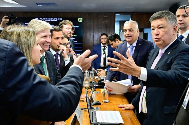 Sob protestos, CPMI aprova quebra de sigilos de filho do presidente Lula