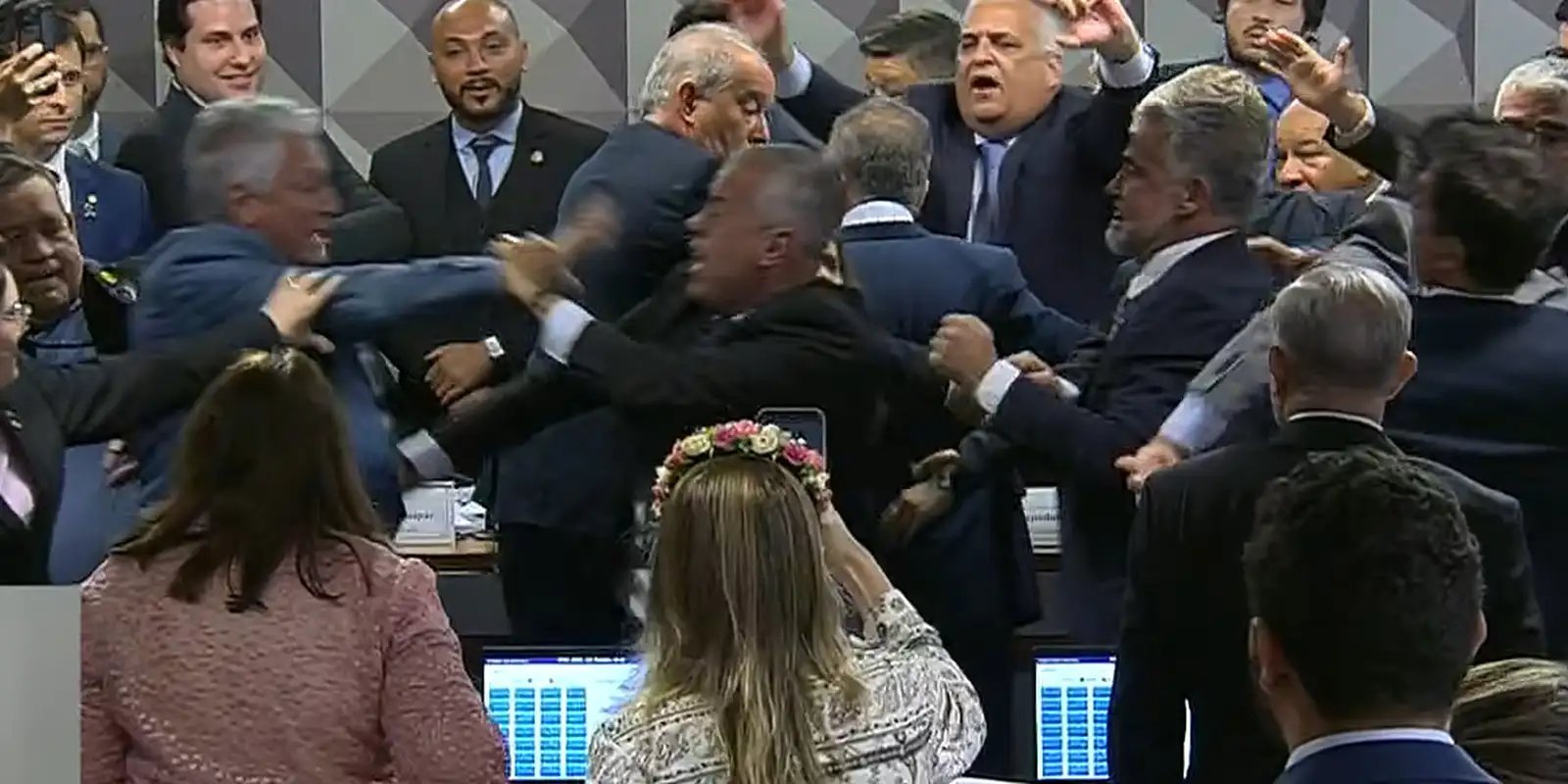 CPMI do INSS tem empurra-empurra e quebra de sigilo de filho de Lula