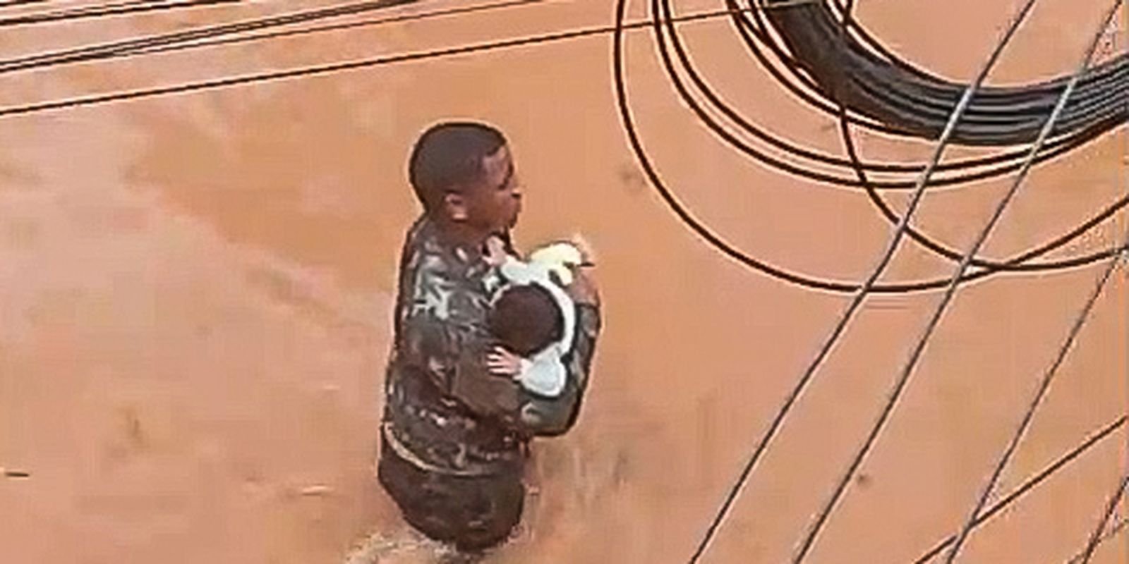 Soldado salva bebê em enchente em Minas