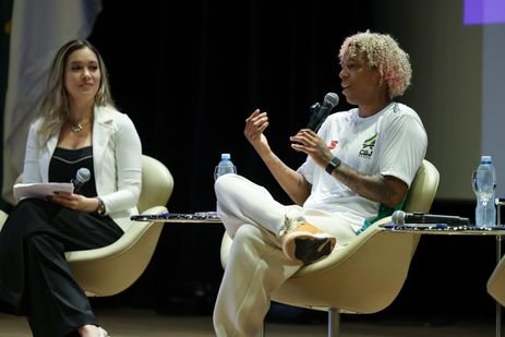 Rio de Janeiro (RJ), 12/03/2026 – A gerente de comunicação da Confederação Brasileira de Judô, Camila Dantas e a judoca, Rafaela Silva durante anúncio de apoio a ações de proteção às mulheres e empreendedorismo feminino na sede do Banco Nacional de Desenvolvimento Econômico e Social (BNDES), no centro do Rio de Janeiro. Foto: Tomaz Silva/Agência Brasil