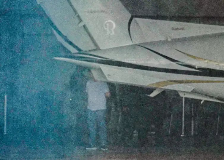 Brasília (DF), 06/04/2026 - Banqueiro Daniel Vorcaro dono do Banco Master chegando ao hangar da polícia federal vindo da penitenciária 2 de Potim, no interior de São Paulo para penitenciária federal de Brasília. Ele estava preso em São Paulo desde quinta (5) e cumpriria um período de isolamento de 10 dias, parte de um procedimento padrão na chegada à cadeia.
Foto: Rafa Neddermeyer/Agência Brasil