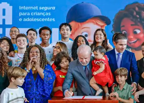 Brasília (DF), 18/03/2026 - O presidente da República, Luiz Inácio Lula da Silva, participa de cerimônia de assinatura de decretos que regulamentam o Estatuto Digital da Criança e do Adolescente - ECA. Foto: Ricardo Stuckert/PR