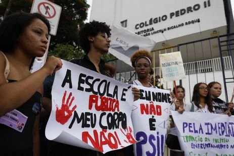 Rio de Janeiro (RJ), 10/03/2026 – Estudantes e trabalhadores do Colégio Pedro II protestam contra assédio sexual e silêncio institucional em frente à reitoria, em São Cristóvão, após caso de estupro coletivo envolvendo alunos. Foto: Fernando Frazão/Agência Brasil