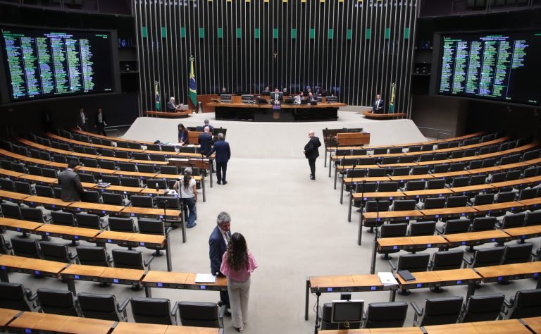 Câmara aprova regime de urgência para três projetos de lei