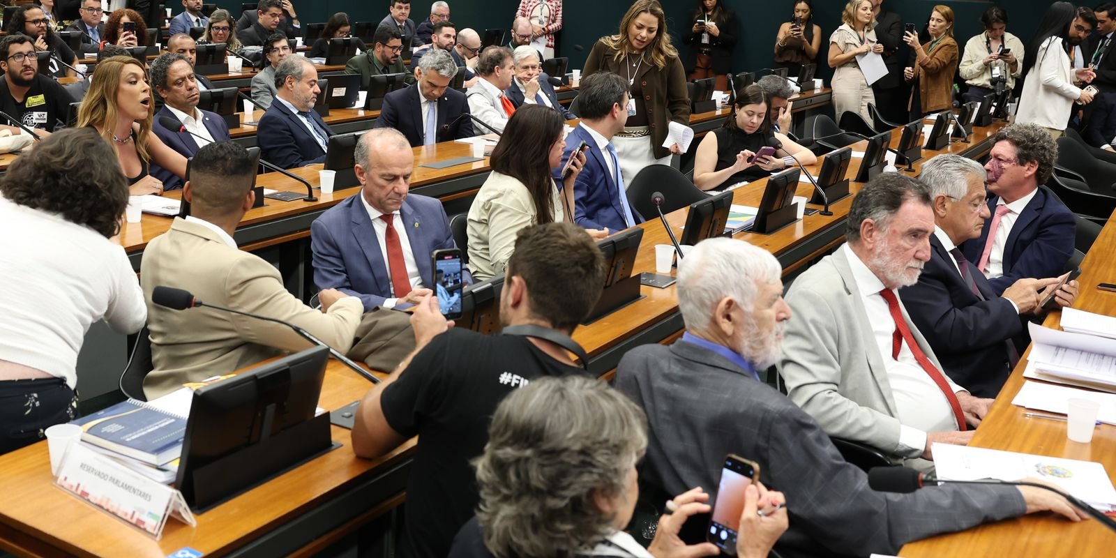 Oposição pede vista e votação da PEC que derruba escala 6×1 é adiada