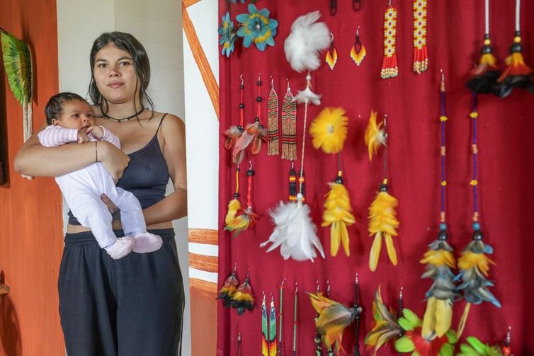 Brasília (DF), 17/04/2026 - Ytawanay Fulni-ô e Kariri Xocó posa para foto com sua filha para especial para o dia dos Povos Indígenas, santuário dos pajés  no setor habitacional noroeste.
Foto: Joédson Alves/Agência Brasil