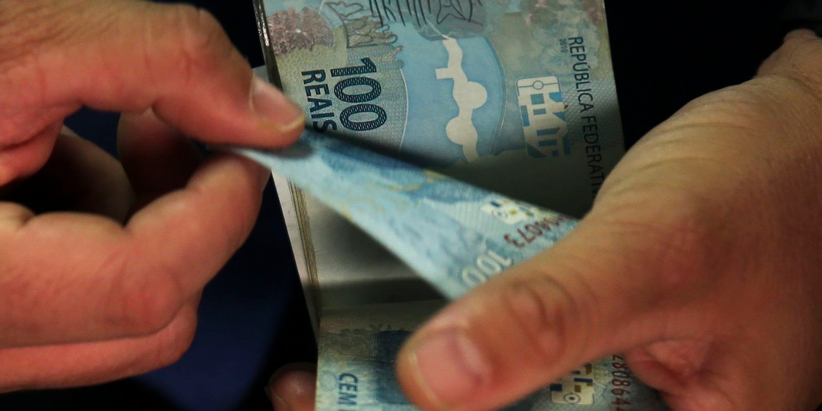 Governo federal propõe salário mínimo de R$ 1.717 para 2027