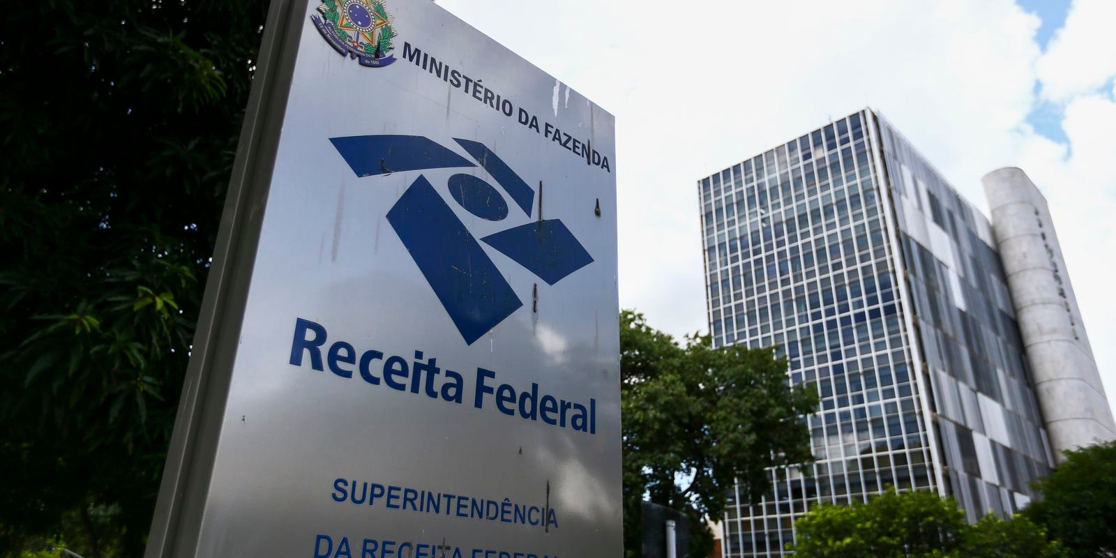 Receita paga hoje (29) o 1º lote de restituição do imposto de renda