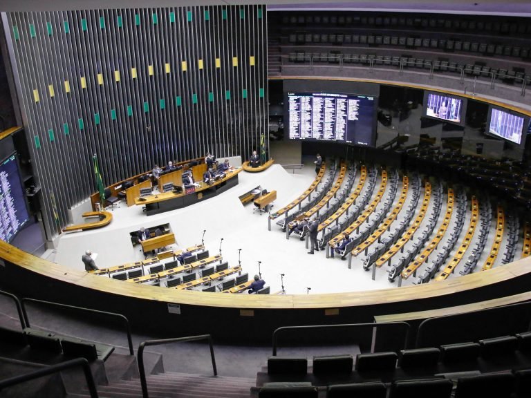 Câmara pode votar sistema de combate ao feminicídio e regras para conter preço de combustíveis