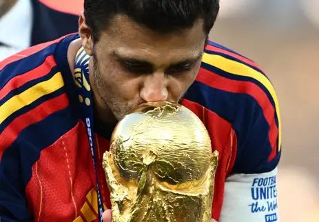 Soccer Football - FIFA World Cup 2026 - Final - Spain v Argentina - New York/New Jersey Stadium, East Rutherford, New Jersey, U.S. - July 19, 2026 Spain's Rodri kisses the World Cup trophy during the trophy presentation REUTERS/Dylan Martinez