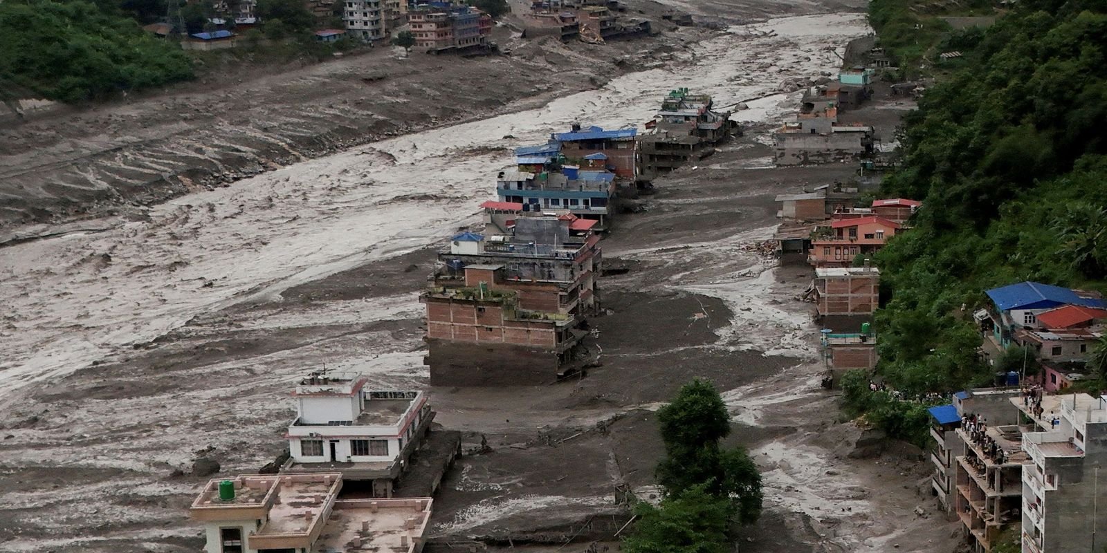 Equipes de resgate continuam busca por vítimas de avalanche no Nepal