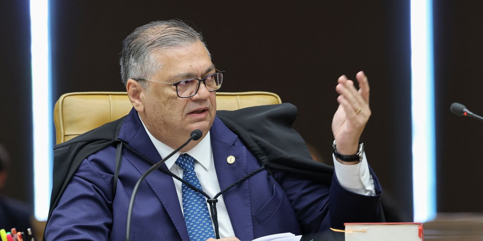 Dino determina que PF investigue interferência estrangeira na eleição