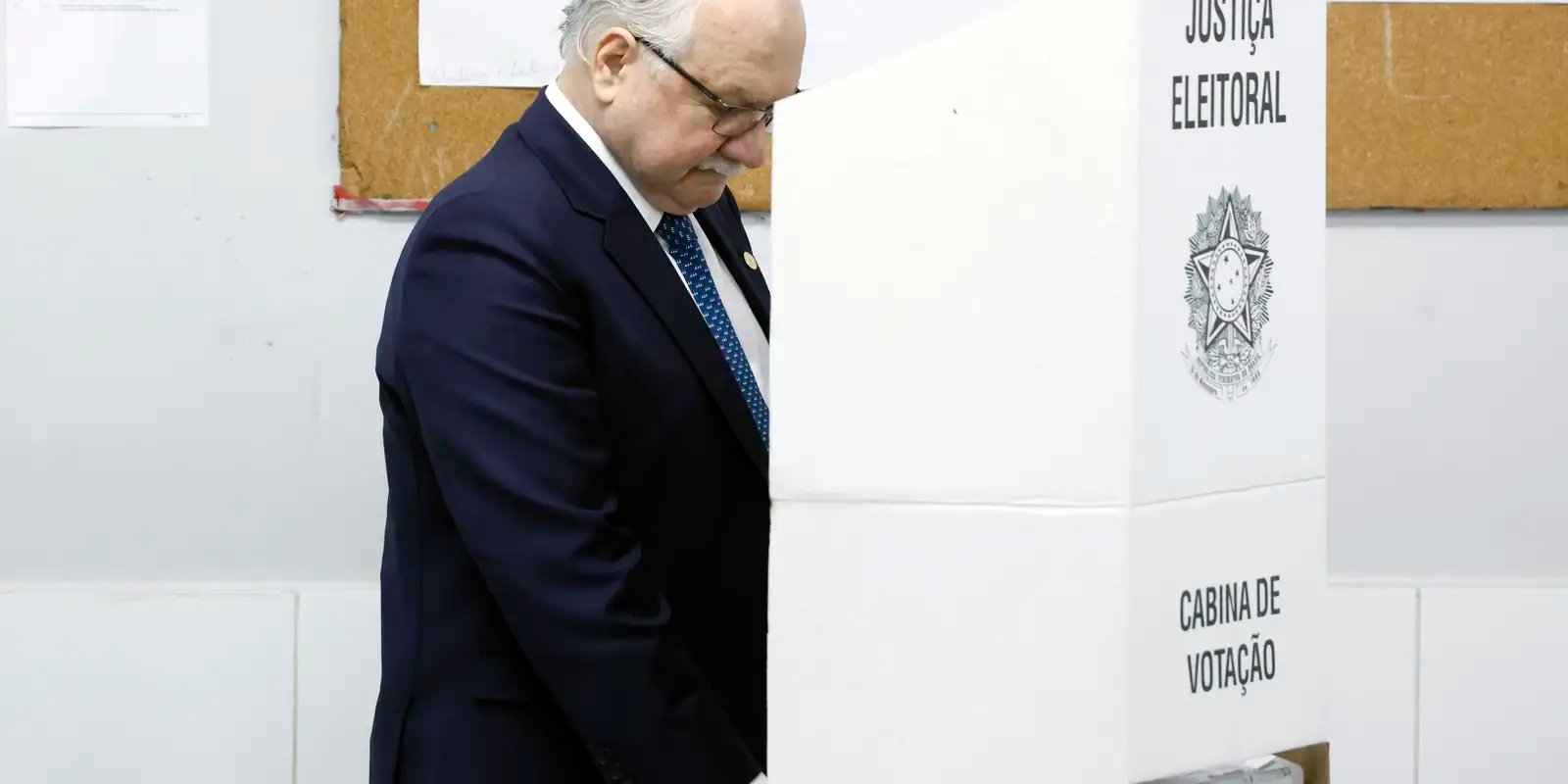 “É tempo de reafirmar o respeito à vontade do povo”, diz Fachin